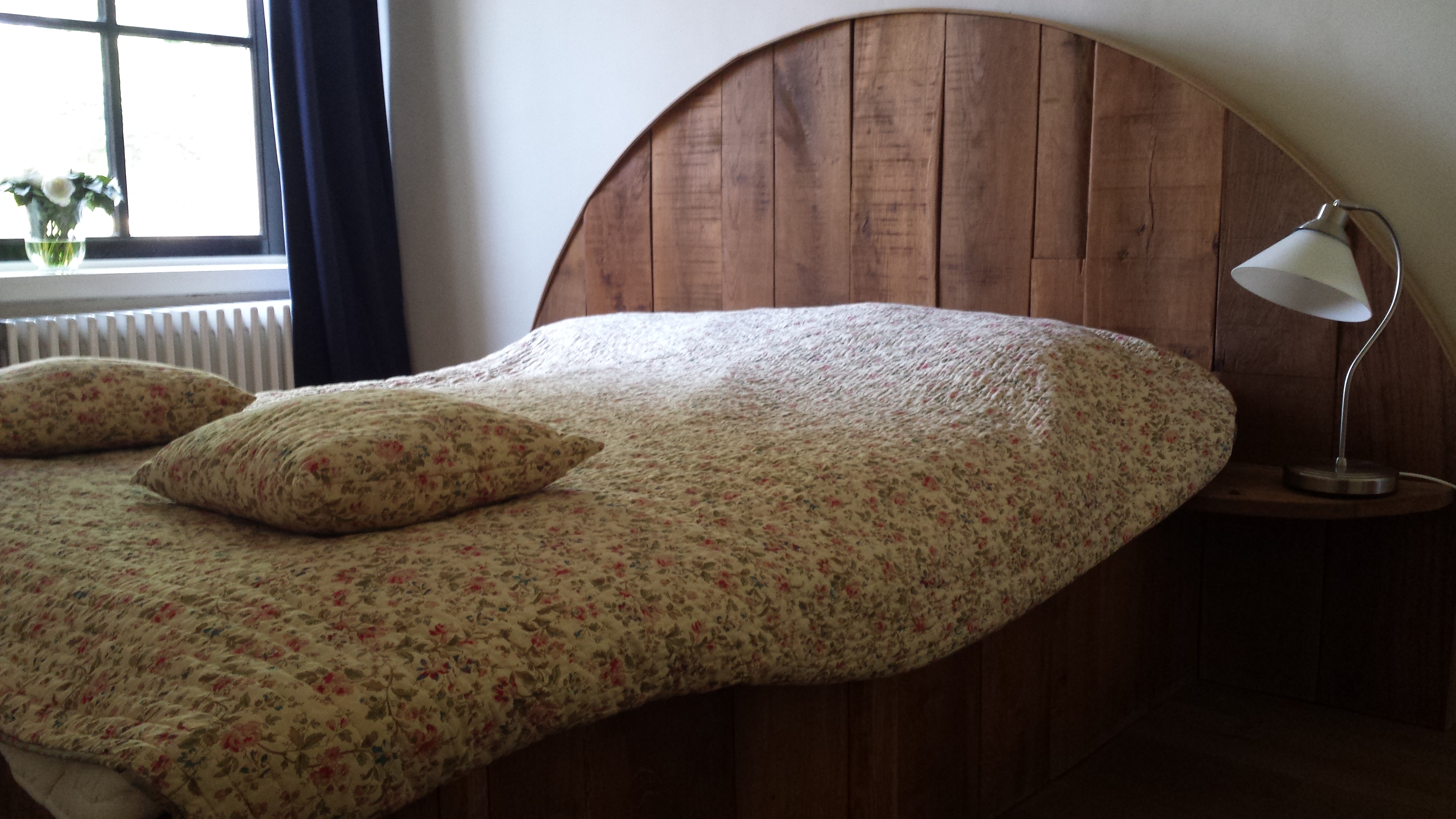 Speciale massief houten bedden. Een massief houten bed bouwen.