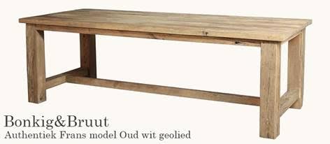 eiken bedden en eiken tafels.